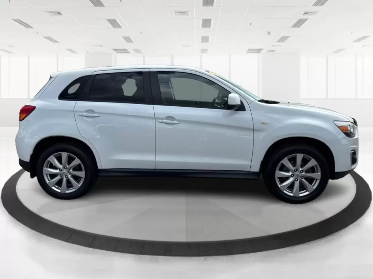 2015 Mitsubishi Outlander ES (4A4AR3AU2FE) with an 2L I-4 DOHC engine, located at 1184 Kauffman Ave, Fairborn, OH, 45324, (937) 908-9800, 39.807072, -84.030914 - **Explore the Open Road with Confidence in This 2015 Mitsubishi Outlander ES! Perfect for Adventurers and Families Alike!**<br /> <br /> Are you on the hunt for a reliable vehicle that can seamlessly transition from daily commutes to weekend getaways? Look no further than this stunning 2015 Mitsubis - Photo#1