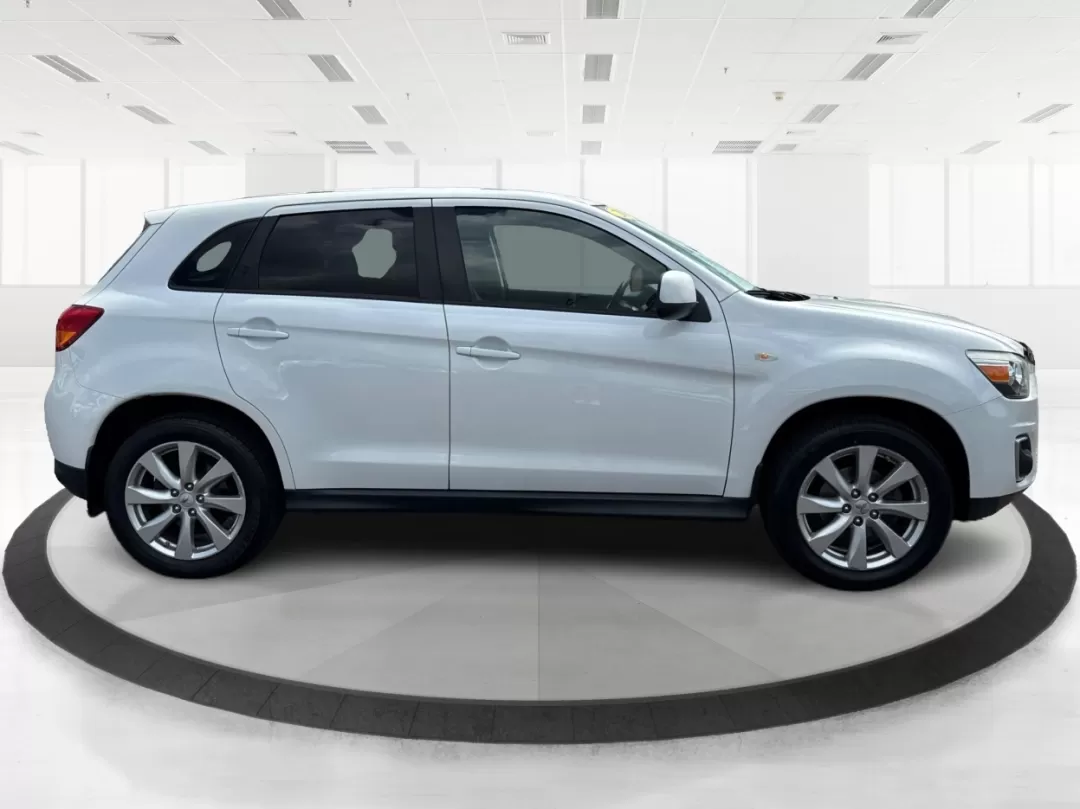2015 Mitsubishi Outlander ES (4A4AR3AU2FE) with an 2L I-4 DOHC engine, located at 1184 Kauffman Ave, Fairborn, OH, 45324, (937) 908-9800, 39.807072, -84.030914 - Photo#1