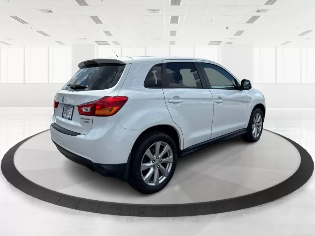 2015 Mitsubishi Outlander ES (4A4AR3AU2FE) with an 2L I-4 DOHC engine, located at 1184 Kauffman Ave, Fairborn, OH, 45324, (937) 908-9800, 39.807072, -84.030914 - Photo#2
