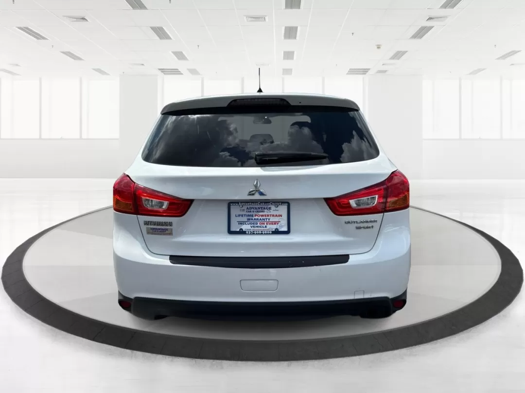 2015 Mitsubishi Outlander ES (4A4AR3AU2FE) with an 2L I-4 DOHC engine, located at 1184 Kauffman Ave, Fairborn, OH, 45324, (937) 908-9800, 39.807072, -84.030914 - Photo#3