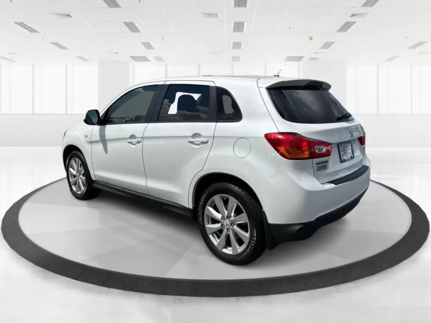 2015 Mitsubishi Outlander ES (4A4AR3AU2FE) with an 2L I-4 DOHC engine, located at 1184 Kauffman Ave, Fairborn, OH, 45324, (937) 908-9800, 39.807072, -84.030914 - **Explore the Open Road with Confidence in This 2015 Mitsubishi Outlander ES! Perfect for Adventurers and Families Alike!**<br /> <br /> Are you on the hunt for a reliable vehicle that can seamlessly transition from daily commutes to weekend getaways? Look no further than this stunning 2015 Mitsubis - Photo#4