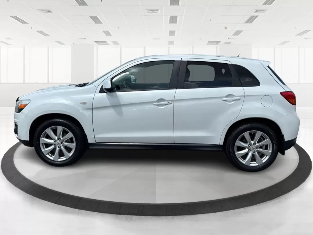 2015 Mitsubishi Outlander ES (4A4AR3AU2FE) with an 2L I-4 DOHC engine, located at 1184 Kauffman Ave, Fairborn, OH, 45324, (937) 908-9800, 39.807072, -84.030914 - Photo#5