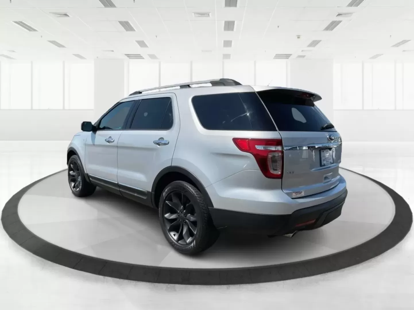 2015 Ford Explorer XLT (1FM5K8D85FG) with an 3.5L V-6 DOHC engine, located at 1184 Kauffman Ave, Fairborn, OH, 45324, (937) 908-9800, 39.807072, -84.030914 - **Explore the Open Road with the 2015 Ford Explorer XLT!** <br /> <br /> Are you ready to elevate your family adventures and weekend road trips? Look no further than this stunning 2015 Ford Explorer XLT, available now at Advantage Car and Credit in Fairborn, OH. With its robust capabilities and spac - Photo#4