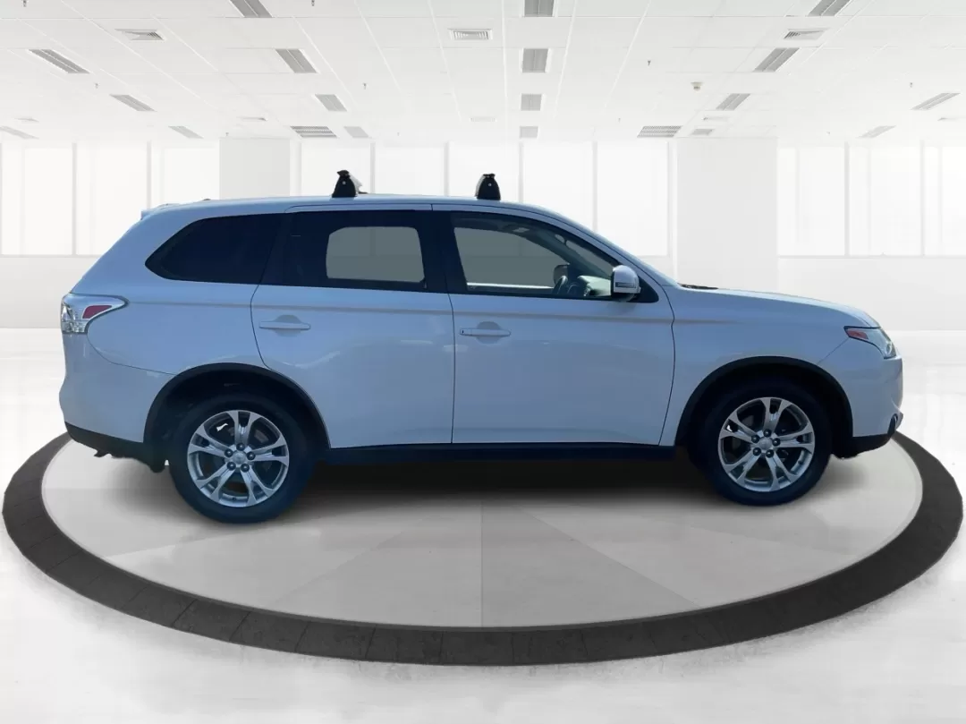 2015 Mitsubishi Outlander SE (JA4AZ3A30FZ) with an 2.4L I-4 variable valve control engine, located at 4508 South Dixie Dr, Moraine, OH, 45439, (937) 908-9800, 39.689976, -84.218452 - 2015 Mitsubishi Outlander SE - Photo#1