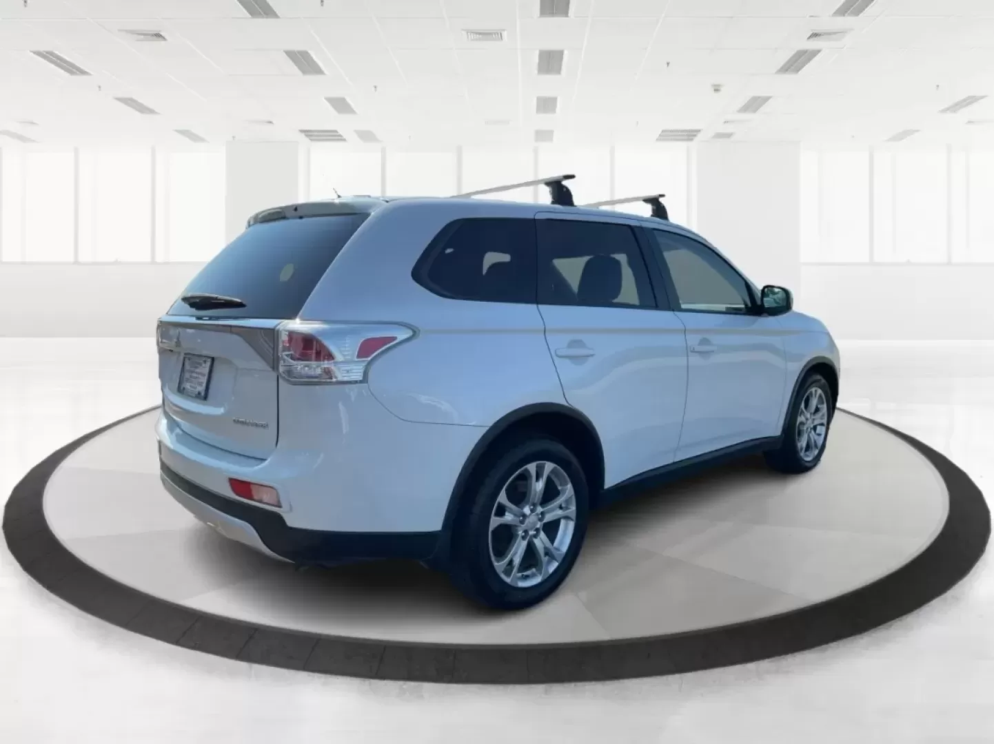 2015 Mitsubishi Outlander SE (JA4AZ3A30FZ) with an 2.4L I-4 variable valve control engine, located at 4508 South Dixie Dr, Moraine, OH, 45439, (937) 908-9800, 39.689976, -84.218452 - Are you ready to elevate your family's adventures or tackle your daily commute with confidence? Look no further than this stunning 2015 Mitsubishi Outlander SE, available now at Advantage Car and Credit in Moraine, OH. With its spacious interior, advanced technology, and rugged versatility, this SUV - Photo#2