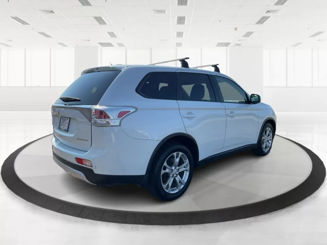 2015 Mitsubishi Outlander SE (JA4AZ3A30FZ) with an 2.4L I-4 variable valve control engine, located at 4508 South Dixie Dr, Moraine, OH, 45439, (937) 908-9800, 39.689976, -84.218452 - 2015 Mitsubishi Outlander SE - Photo#2