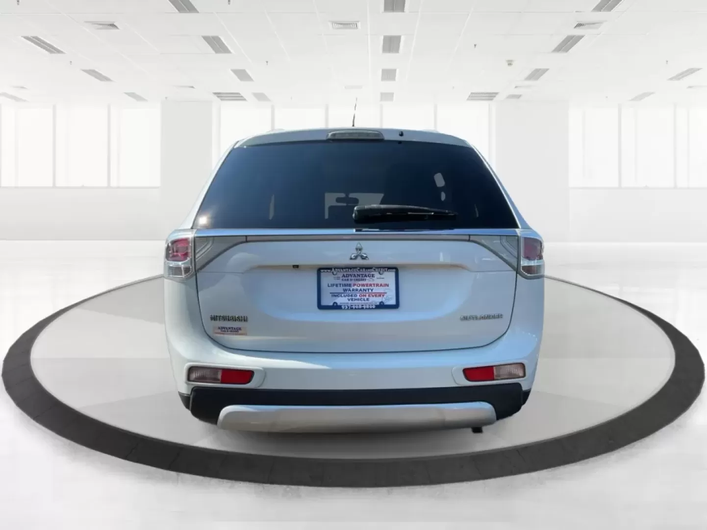 2015 Mitsubishi Outlander SE (JA4AZ3A30FZ) with an 2.4L I-4 variable valve control engine, located at 4508 South Dixie Dr, Moraine, OH, 45439, (937) 908-9800, 39.689976, -84.218452 - Are you ready to elevate your family's adventures or tackle your daily commute with confidence? Look no further than this stunning 2015 Mitsubishi Outlander SE, available now at Advantage Car and Credit in Moraine, OH. With its spacious interior, advanced technology, and rugged versatility, this SUV - Photo#3