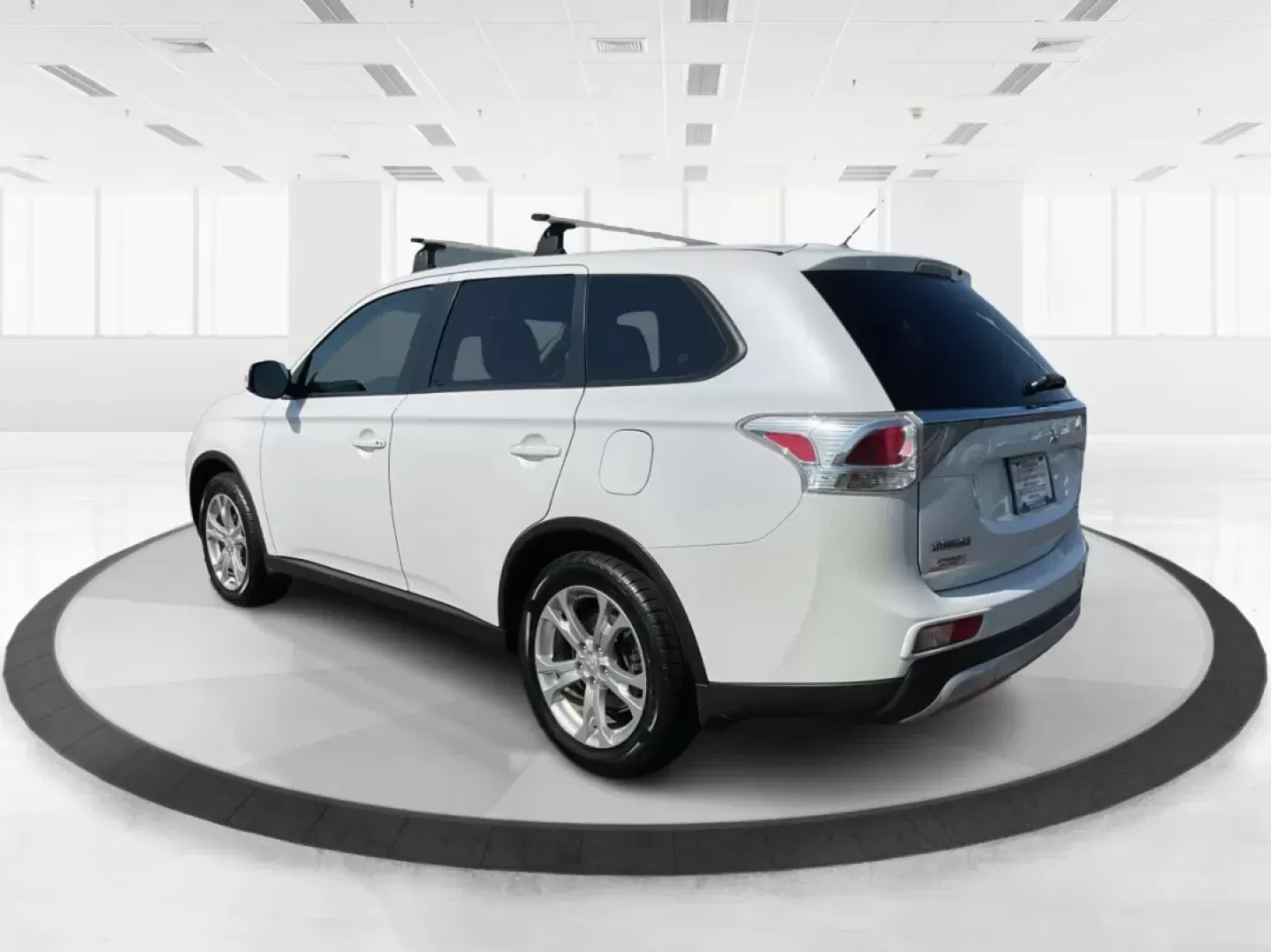 2015 Mitsubishi Outlander SE (JA4AZ3A30FZ) with an 2.4L I-4 variable valve control engine, located at 4508 South Dixie Dr, Moraine, OH, 45439, (937) 908-9800, 39.689976, -84.218452 - Are you ready to elevate your family's adventures or tackle your daily commute with confidence? Look no further than this stunning 2015 Mitsubishi Outlander SE, available now at Advantage Car and Credit in Moraine, OH. With its spacious interior, advanced technology, and rugged versatility, this SUV - Photo#4