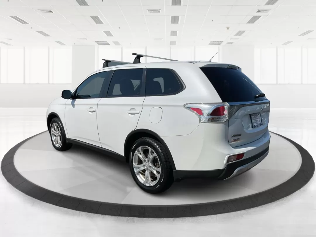 2015 Mitsubishi Outlander SE (JA4AZ3A30FZ) with an 2.4L I-4 variable valve control engine, located at 4508 South Dixie Dr, Moraine, OH, 45439, (937) 908-9800, 39.689976, -84.218452 - 2015 Mitsubishi Outlander SE - Photo#4