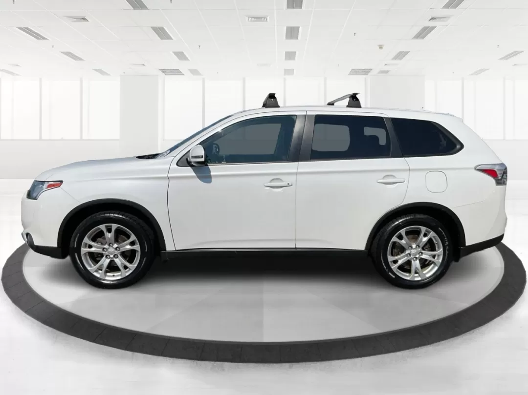 2015 Mitsubishi Outlander SE (JA4AZ3A30FZ) with an 2.4L I-4 variable valve control engine, located at 4508 South Dixie Dr, Moraine, OH, 45439, (937) 908-9800, 39.689976, -84.218452 - 2015 Mitsubishi Outlander SE - Photo#5