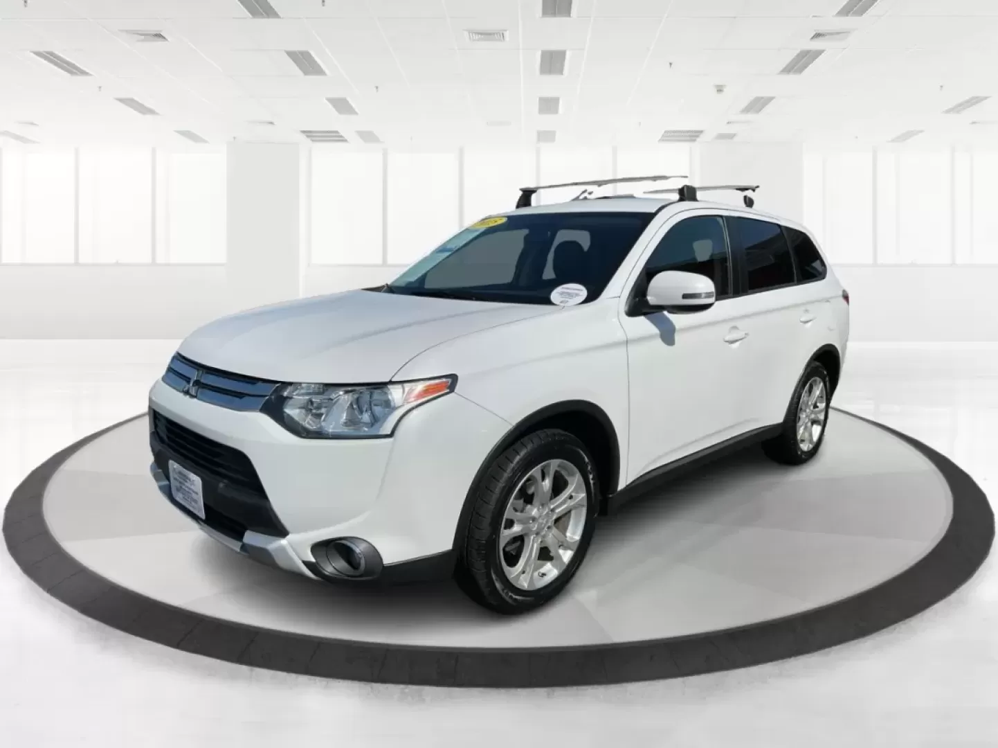 2015 Mitsubishi Outlander SE (JA4AZ3A30FZ) with an 2.4L I-4 variable valve control engine, located at 4508 South Dixie Dr, Moraine, OH, 45439, (937) 908-9800, 39.689976, -84.218452 - Are you ready to elevate your family's adventures or tackle your daily commute with confidence? Look no further than this stunning 2015 Mitsubishi Outlander SE, available now at Advantage Car and Credit in Moraine, OH. With its spacious interior, advanced technology, and rugged versatility, this SUV - Photo#8