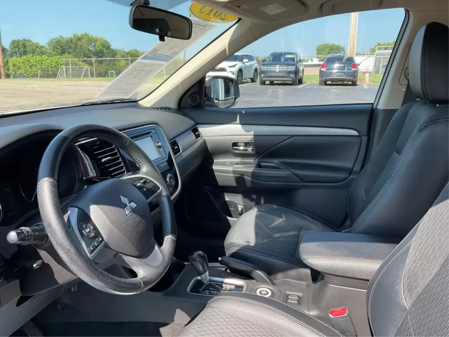 2015 Mitsubishi Outlander SE (JA4AZ3A30FZ) with an 2.4L I-4 variable valve control engine, located at 4508 South Dixie Dr, Moraine, OH, 45439, (937) 908-9800, 39.689976, -84.218452 - Are you ready to elevate your family's adventures or tackle your daily commute with confidence? Look no further than this stunning 2015 Mitsubishi Outlander SE, available now at Advantage Car and Credit in Moraine, OH. With its spacious interior, advanced technology, and rugged versatility, this SUV - Photo#9