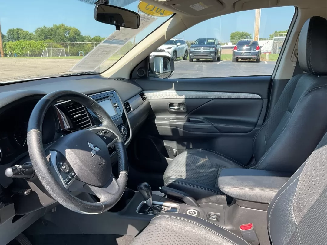 2015 Mitsubishi Outlander SE (JA4AZ3A30FZ) with an 2.4L I-4 variable valve control engine, located at 4508 South Dixie Dr, Moraine, OH, 45439, (937) 908-9800, 39.689976, -84.218452 - 2015 Mitsubishi Outlander SE - Photo#9