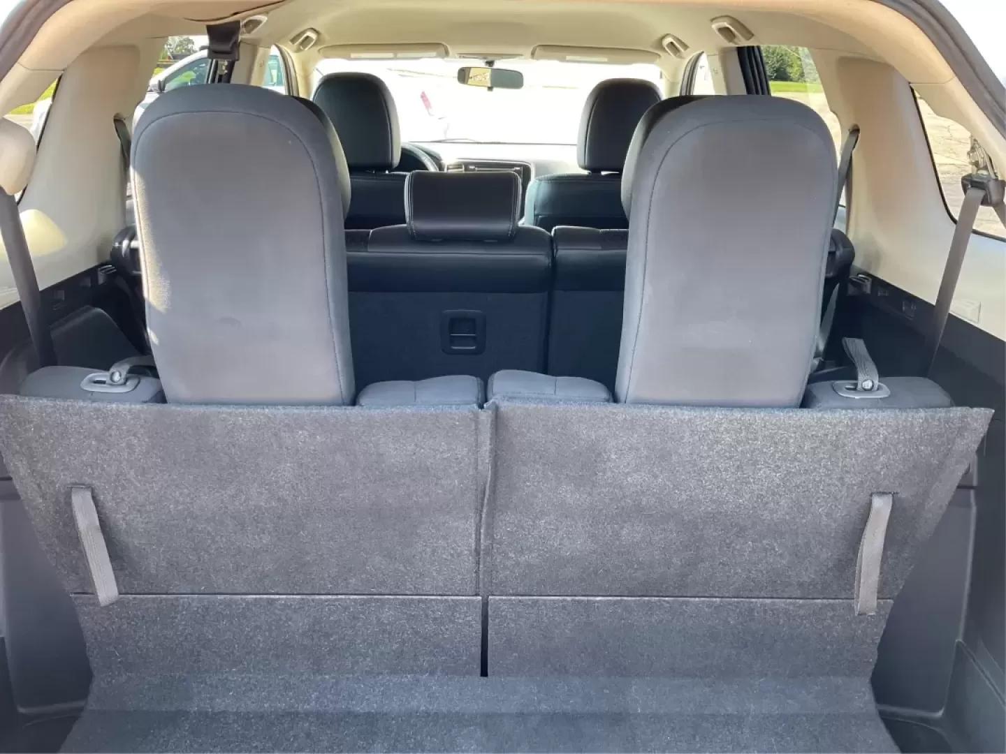 2015 Mitsubishi Outlander SE (JA4AZ3A30FZ) with an 2.4L I-4 variable valve control engine, located at 4508 South Dixie Dr, Moraine, OH, 45439, (937) 908-9800, 39.689976, -84.218452 - Are you ready to elevate your family's adventures or tackle your daily commute with confidence? Look no further than this stunning 2015 Mitsubishi Outlander SE, available now at Advantage Car and Credit in Moraine, OH. With its spacious interior, advanced technology, and rugged versatility, this SUV - Photo#12