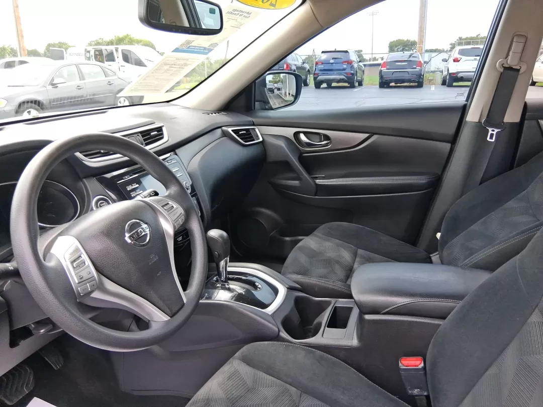 2015 Nissan Rogue SV (5N1AT2MV7FC) with an 2.5L I-4 DOHC engine, located at 1230 East Main St, Xenia, OH, 45385, (937) 908-9800, 39.688026, -83.910172 - Photo#9