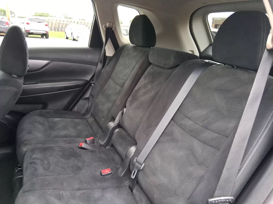 2015 Nissan Rogue SV (5N1AT2MV7FC) with an 2.5L I-4 DOHC engine, located at 1230 East Main St, Xenia, OH, 45385, (937) 908-9800, 39.688026, -83.910172 - Photo#10