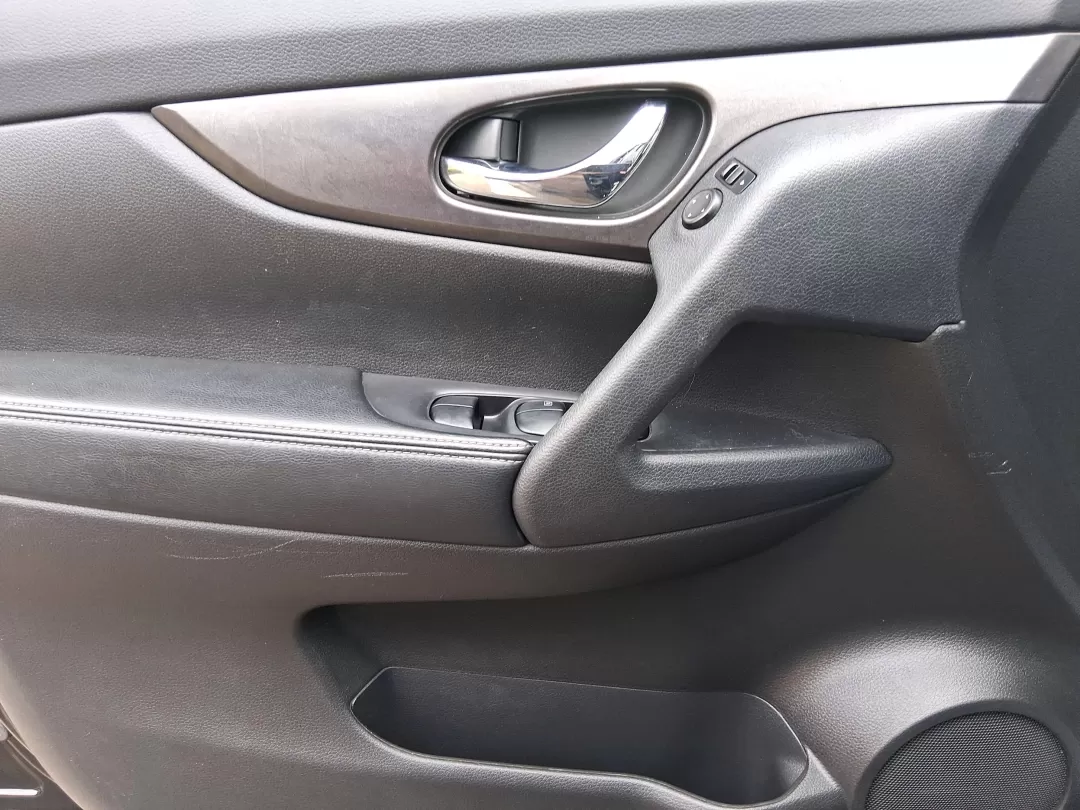 2015 Nissan Rogue SV (5N1AT2MV7FC) with an 2.5L I-4 DOHC engine, located at 1230 East Main St, Xenia, OH, 45385, (937) 908-9800, 39.688026, -83.910172 - Photo#18