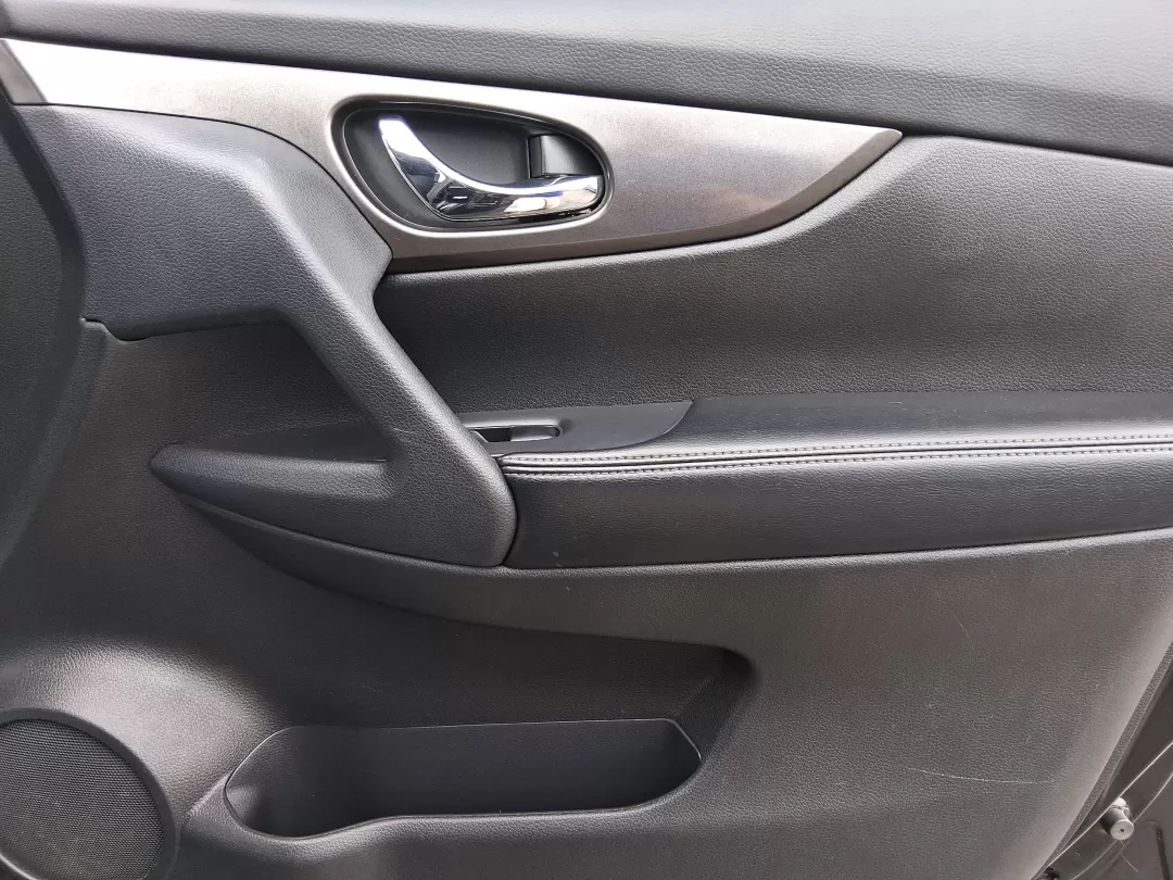 2015 Nissan Rogue SV (5N1AT2MV7FC) with an 2.5L I-4 DOHC engine, located at 1230 East Main St, Xenia, OH, 45385, (937) 908-9800, 39.688026, -83.910172 - Photo#19