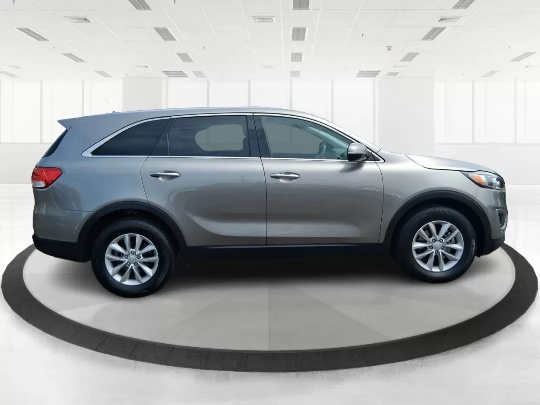 2017 Kia Sorento 2.4L L (5XYPG4A32HG) with an 2.4L I-4 gasoline direct injection engine, located at 1230 East Main St, Xenia, OH, 45385, (937) 908-9800, 39.688026, -83.910172 - Photo#1