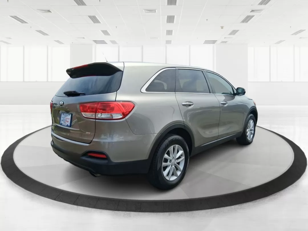 2017 Kia Sorento 2.4L L (5XYPG4A32HG) with an 2.4L I-4 gasoline direct injection engine, located at 1230 East Main St, Xenia, OH, 45385, (937) 908-9800, 39.688026, -83.910172 - Photo#2