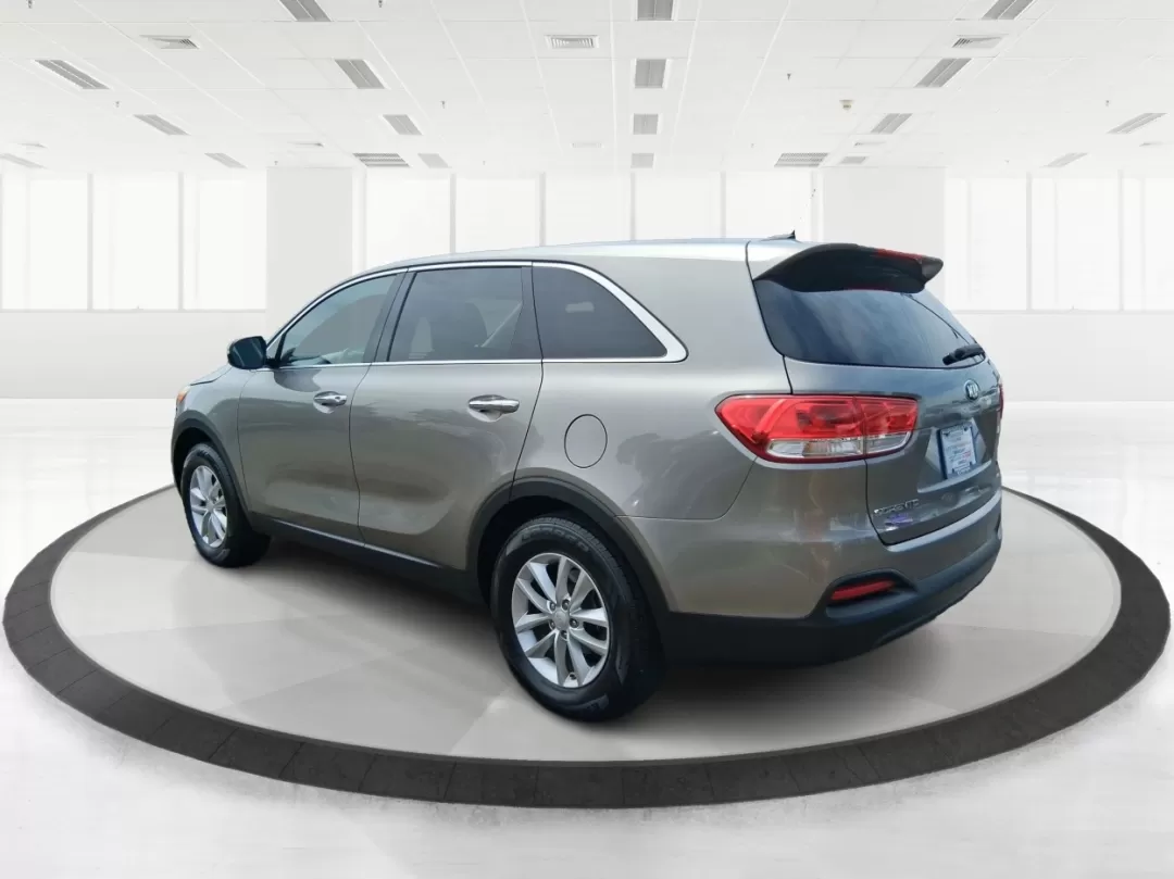 2017 Kia Sorento 2.4L L (5XYPG4A32HG) with an 2.4L I-4 gasoline direct injection engine, located at 1230 East Main St, Xenia, OH, 45385, (937) 908-9800, 39.688026, -83.910172 - Photo#4