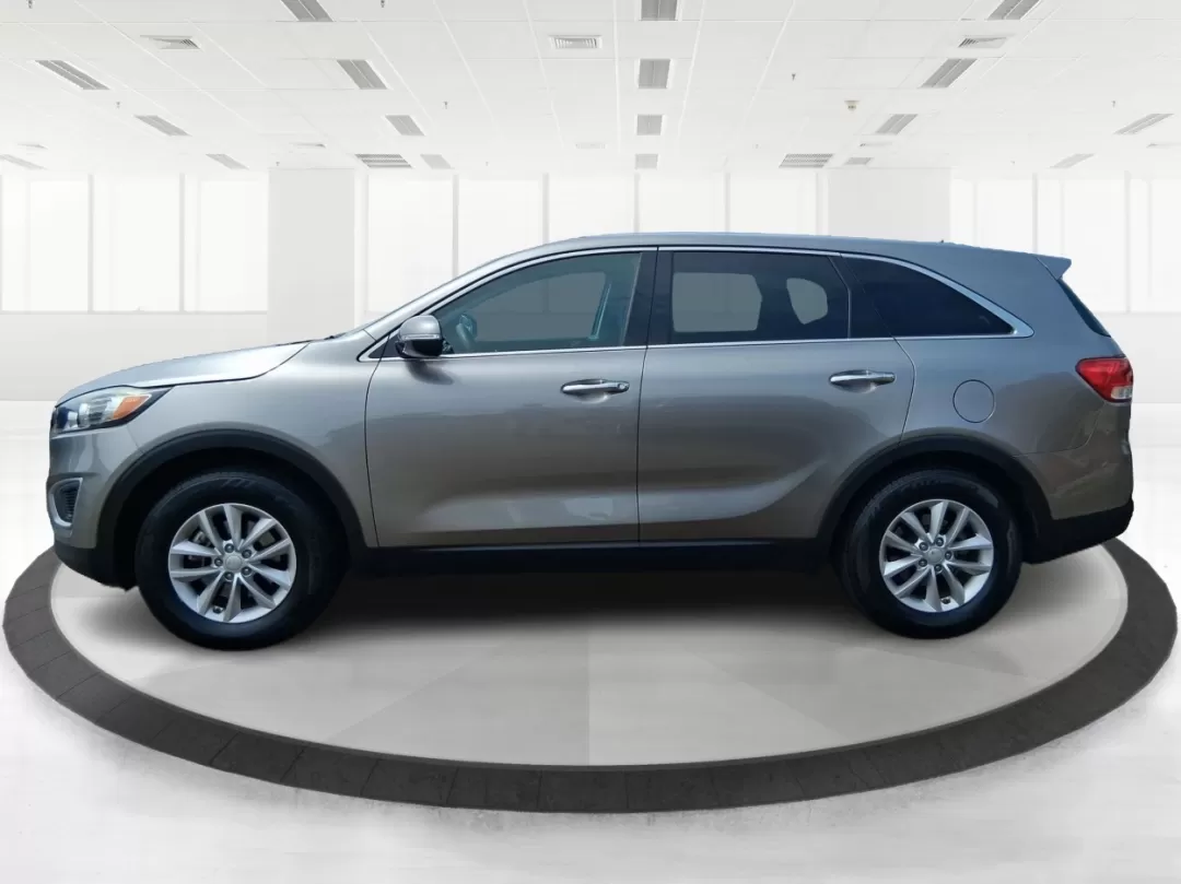 2017 Kia Sorento 2.4L L (5XYPG4A32HG) with an 2.4L I-4 gasoline direct injection engine, located at 1230 East Main St, Xenia, OH, 45385, (937) 908-9800, 39.688026, -83.910172 - Photo#5