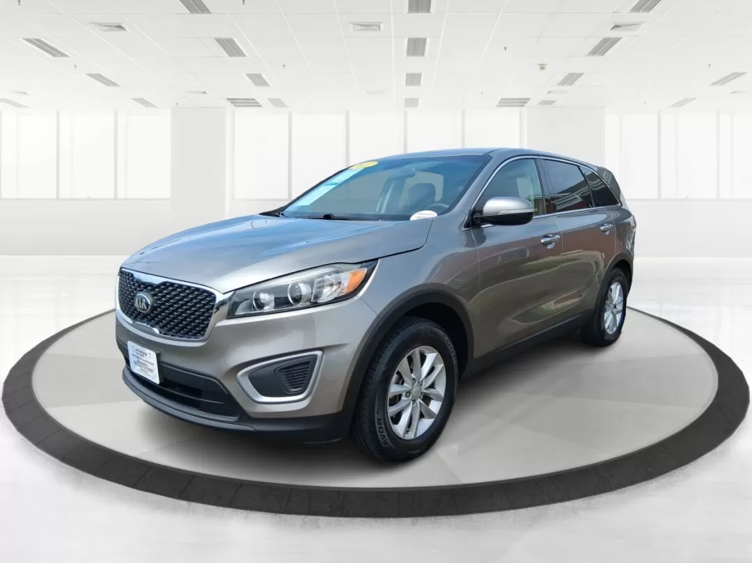 2017 Kia Sorento 2.4L L (5XYPG4A32HG) with an 2.4L I-4 gasoline direct injection engine, located at 1230 East Main St, Xenia, OH, 45385, (937) 908-9800, 39.688026, -83.910172 - Photo#8