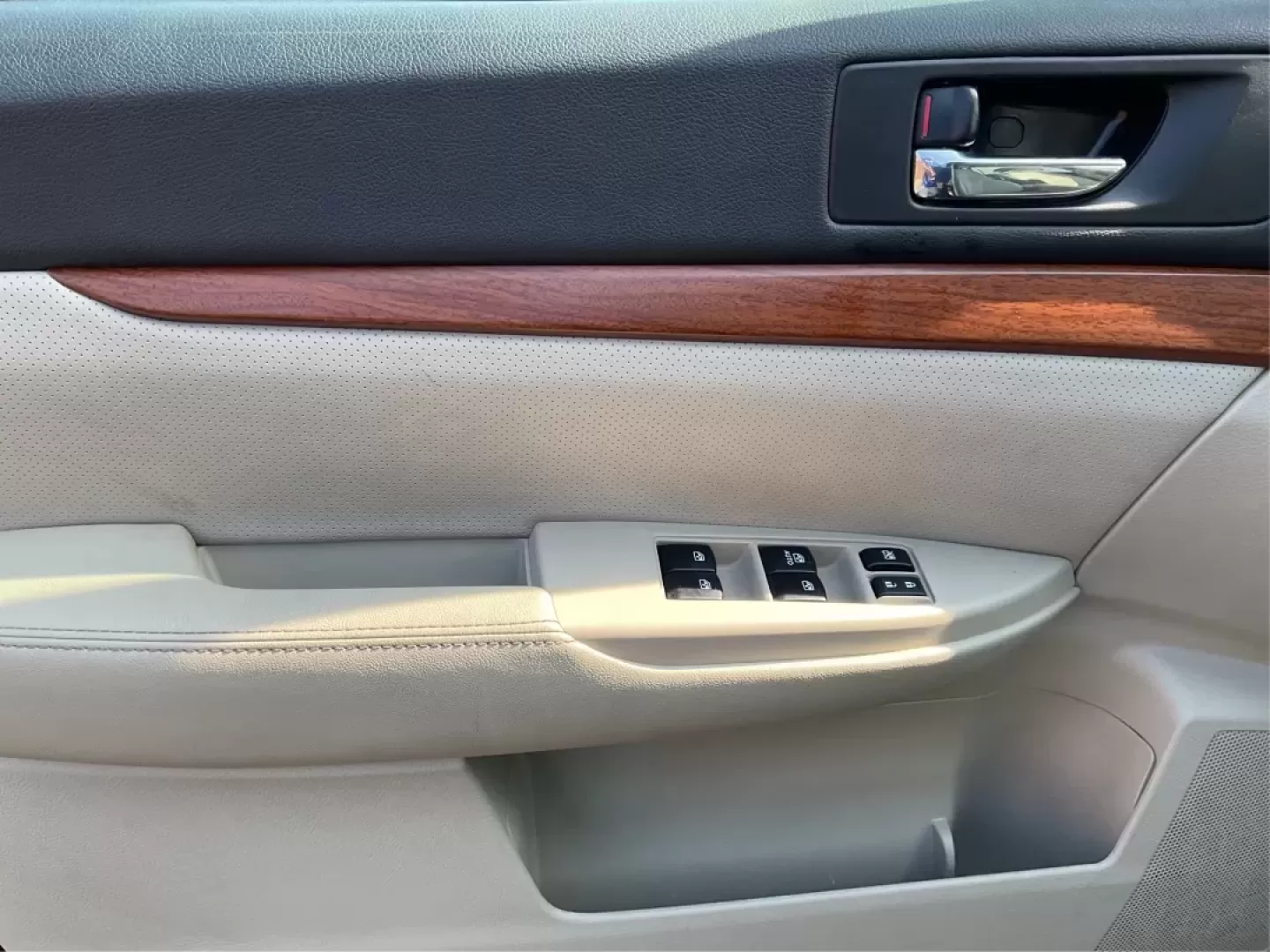 2013 Subaru Outback 2.5i Limited (4S4BRBKC0D3) with an 2.5L H-4 DOHC engine, located at 1230 East Main St, Xenia, OH, 45385, (937) 908-9800, 39.688026, -83.910172 - Photo#17