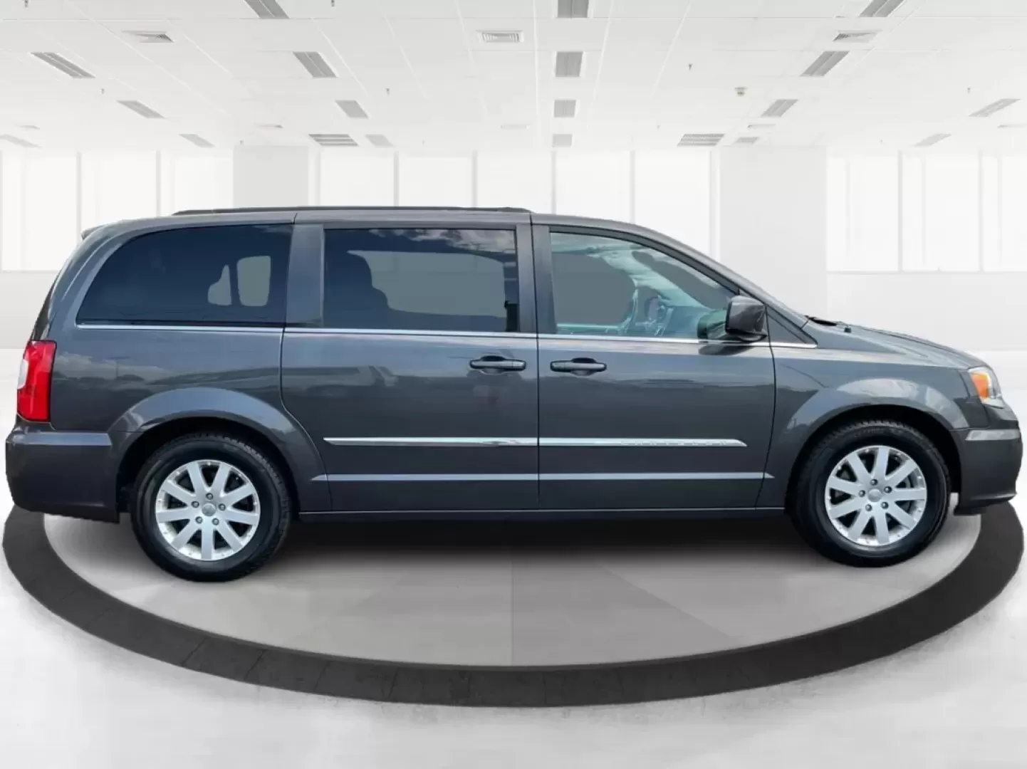 2016 Chrysler Town and Country Touring (2C4RC1BGXGR) with an Pentastar 3.6L V-6 DOHC engine, located at 1230 East Main St, Xenia, OH, 45385, (937) 908-9800, 39.688026, -83.910172 - Photo#1