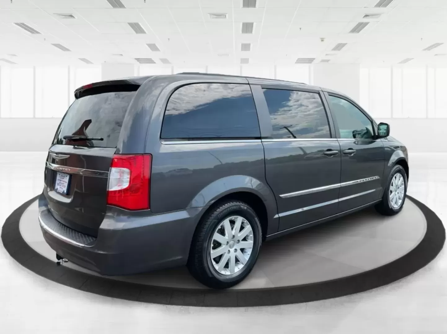 2016 Chrysler Town and Country Touring (2C4RC1BGXGR) with an Pentastar 3.6L V-6 DOHC engine, located at 1230 East Main St, Xenia, OH, 45385, (937) 908-9800, 39.688026, -83.910172 - Photo#2