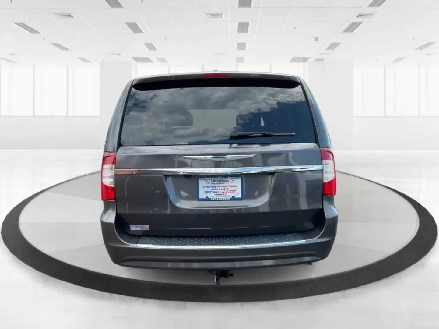 2016 Chrysler Town and Country Touring (2C4RC1BGXGR) with an Pentastar 3.6L V-6 DOHC engine, located at 1230 East Main St, Xenia, OH, 45385, (937) 908-9800, 39.688026, -83.910172 - Photo#3