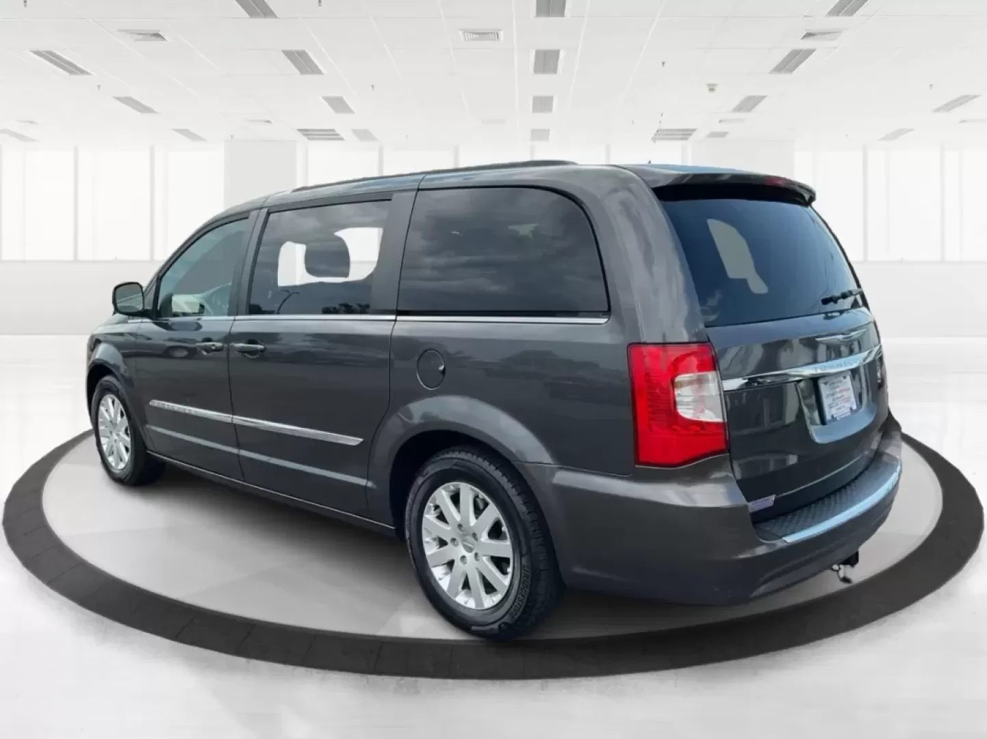 2016 Chrysler Town and Country Touring (2C4RC1BGXGR) with an Pentastar 3.6L V-6 DOHC engine, located at 1230 East Main St, Xenia, OH, 45385, (937) 908-9800, 39.688026, -83.910172 - Photo#4