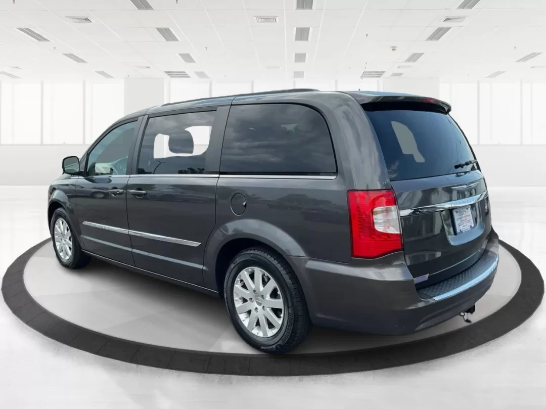 2016 Chrysler Town and Country Touring (2C4RC1BGXGR) with an Pentastar 3.6L V-6 DOHC engine, located at 1230 East Main St, Xenia, OH, 45385, (937) 908-9800, 39.688026, -83.910172 - **Discover Your Next Adventure with the 2016 Chrysler Town and Country Touring at Advantage Car and Credit Xenia!**<br /> <br /> If you're a growing family in Xenia, OH, seeking the perfect blend of comfort, space, and modern conveniences, look no further than the 2016 Chrysler Town and Country - Photo#4