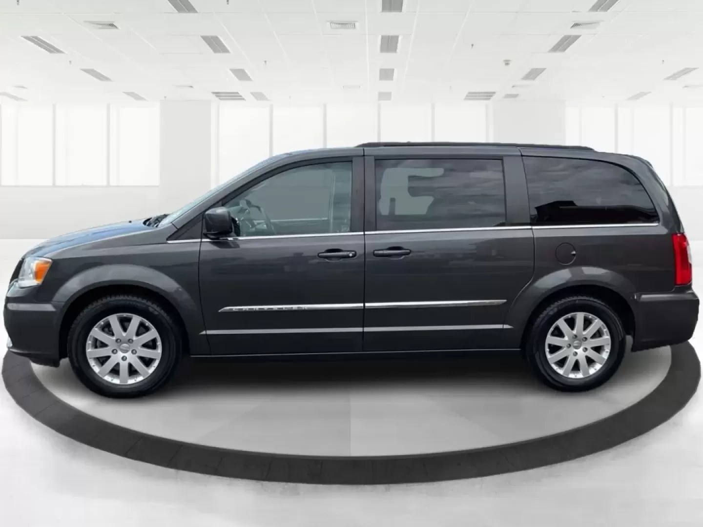 2016 Chrysler Town and Country Touring (2C4RC1BGXGR) with an Pentastar 3.6L V-6 DOHC engine, located at 1230 East Main St, Xenia, OH, 45385, (937) 908-9800, 39.688026, -83.910172 - Photo#5