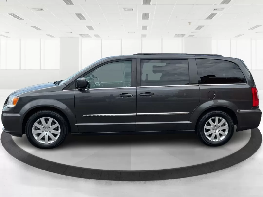 2016 Chrysler Town and Country Touring (2C4RC1BGXGR) with an Pentastar 3.6L V-6 DOHC engine, located at 1230 East Main St, Xenia, OH, 45385, (937) 908-9800, 39.688026, -83.910172 - **Discover Your Next Adventure with the 2016 Chrysler Town and Country Touring at Advantage Car and Credit Xenia!**<br /> <br /> If you're a growing family in Xenia, OH, seeking the perfect blend of comfort, space, and modern conveniences, look no further than the 2016 Chrysler Town and Country - Photo#5