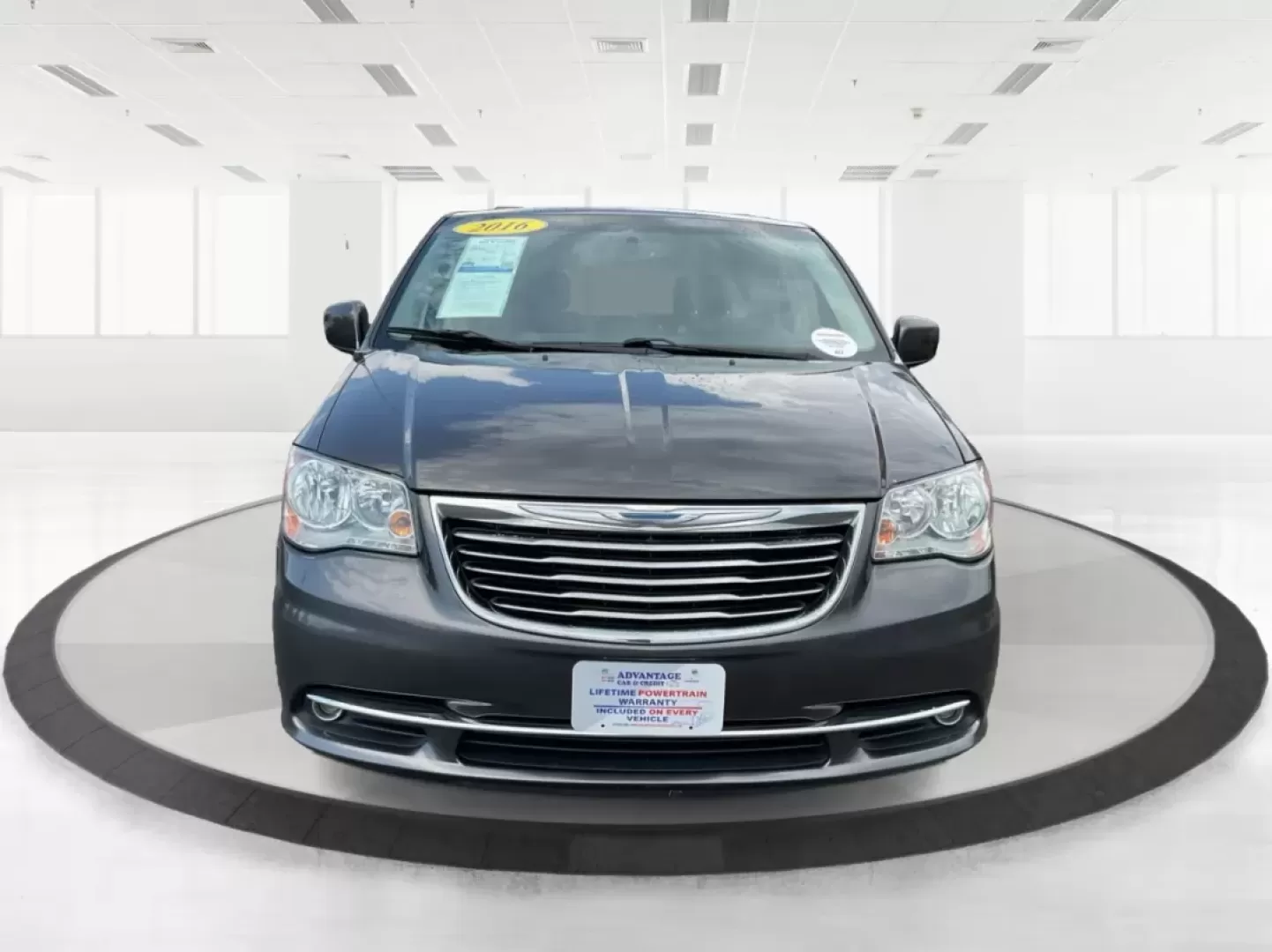 2016 Chrysler Town and Country Touring (2C4RC1BGXGR) with an Pentastar 3.6L V-6 DOHC engine, located at 1230 East Main St, Xenia, OH, 45385, (937) 908-9800, 39.688026, -83.910172 - Photo#7