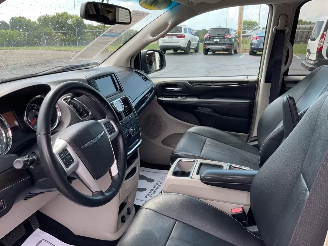 2016 Chrysler Town and Country Touring (2C4RC1BGXGR) with an Pentastar 3.6L V-6 DOHC engine, located at 1230 East Main St, Xenia, OH, 45385, (937) 908-9800, 39.688026, -83.910172 - **Discover Your Next Adventure with the 2016 Chrysler Town and Country Touring at Advantage Car and Credit Xenia!**<br /> <br /> If you're a growing family in Xenia, OH, seeking the perfect blend of comfort, space, and modern conveniences, look no further than the 2016 Chrysler Town and Country - Photo#9