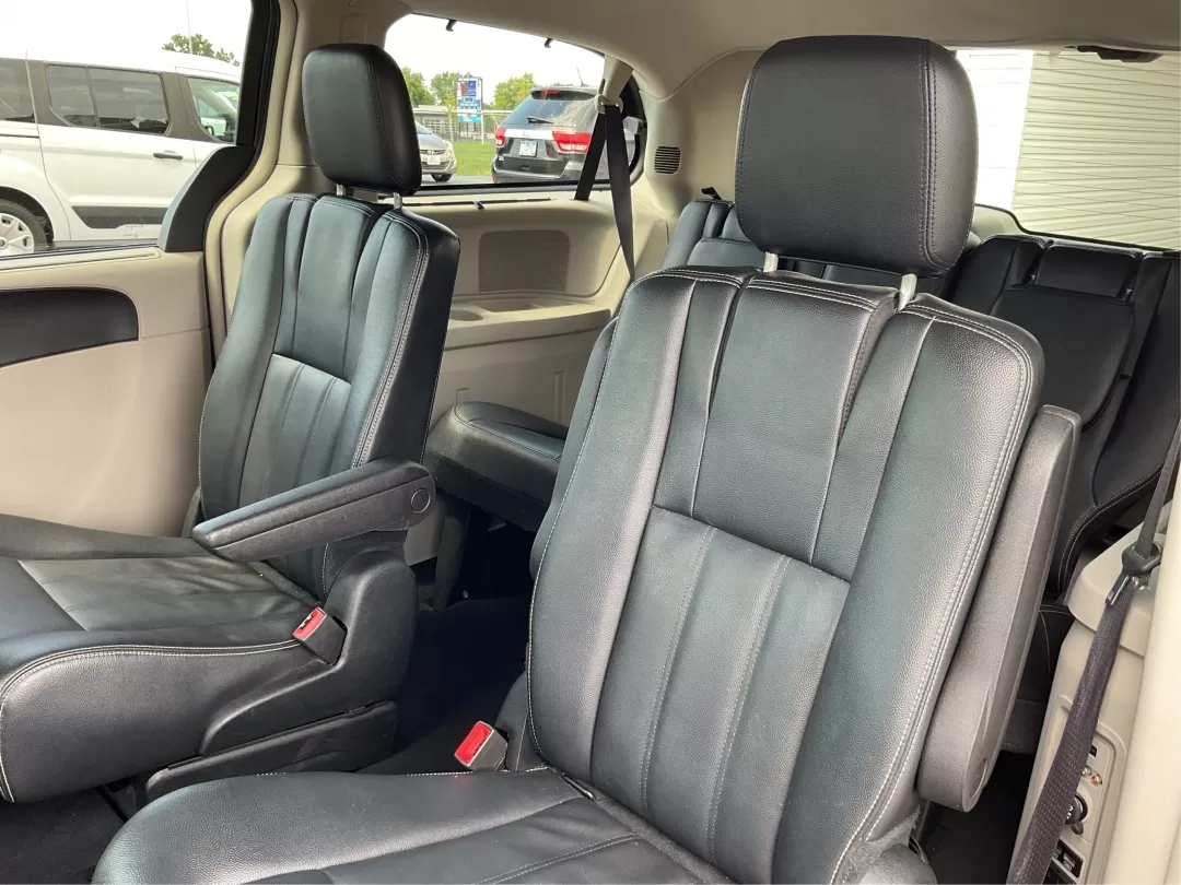 2016 Chrysler Town and Country Touring (2C4RC1BGXGR) with an Pentastar 3.6L V-6 DOHC engine, located at 1230 East Main St, Xenia, OH, 45385, (937) 908-9800, 39.688026, -83.910172 - **Discover Your Next Adventure with the 2016 Chrysler Town and Country Touring at Advantage Car and Credit Xenia!**<br /> <br /> If you're a growing family in Xenia, OH, seeking the perfect blend of comfort, space, and modern conveniences, look no further than the 2016 Chrysler Town and Country - Photo#10