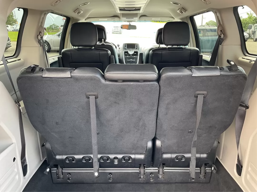 2016 Chrysler Town and Country Touring (2C4RC1BGXGR) with an Pentastar 3.6L V-6 DOHC engine, located at 1230 East Main St, Xenia, OH, 45385, (937) 908-9800, 39.688026, -83.910172 - **Discover Your Next Adventure with the 2016 Chrysler Town and Country Touring at Advantage Car and Credit Xenia!**<br /> <br /> If you're a growing family in Xenia, OH, seeking the perfect blend of comfort, space, and modern conveniences, look no further than the 2016 Chrysler Town and Country - Photo#12