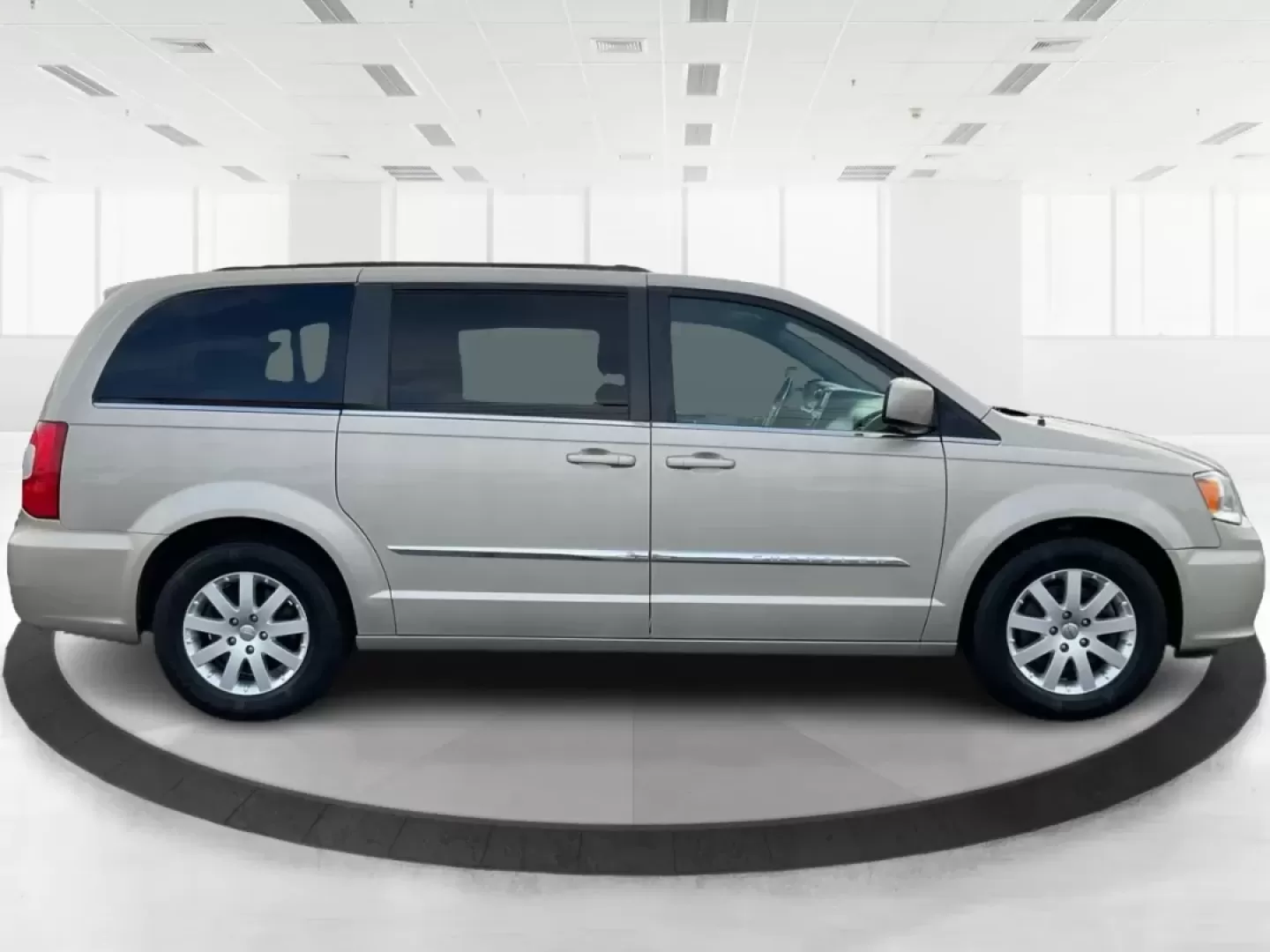 2016 Chrysler Town and Country PV (2C4RC1BG4GR) with an Other engine, located at 8750 N County Rd 25A, Piqua, OH, 45356, (937) 908-9800, 40.164391, -84.232513 - **Elevate Your Family Adventures with the 2016 Chrysler Town and Country at Advantage Car and Credit - Piqua!**<br /> <br /> Are you looking for the perfect vehicle to accommodate your growing family or enhance your daily commute? Look no further than the 2016 Chrysler Town and Country, availabl - Photo#1