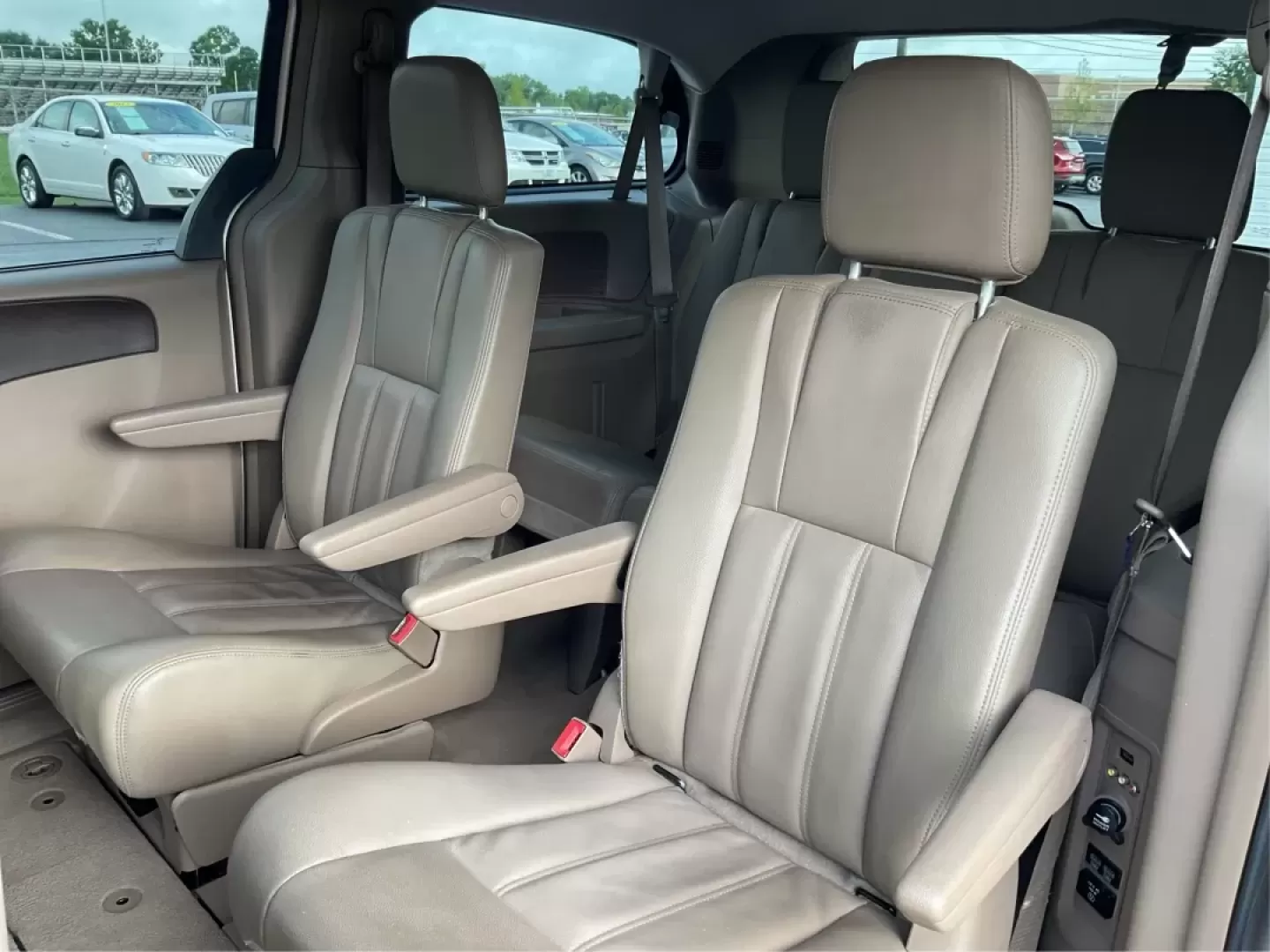 2016 Chrysler Town and Country PV (2C4RC1BG4GR) with an Other engine, located at 8750 N County Rd 25A, Piqua, OH, 45356, (937) 908-9800, 40.164391, -84.232513 - **Elevate Your Family Adventures with the 2016 Chrysler Town and Country at Advantage Car and Credit - Piqua!**<br /> <br /> Are you looking for the perfect vehicle to accommodate your growing family or enhance your daily commute? Look no further than the 2016 Chrysler Town and Country, availabl - Photo#10