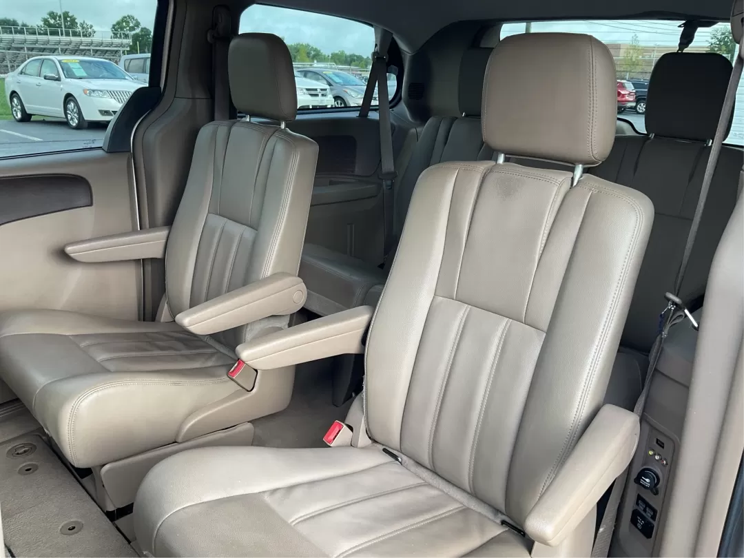 2016 Chrysler Town and Country PV (2C4RC1BG4GR) with an Other engine, located at 8750 N County Rd 25A, Piqua, OH, 45356, (937) 908-9800, 40.164391, -84.232513 - **Elevate Your Family Adventures with the 2016 Chrysler Town and Country at Advantage Car and Credit - Piqua!**<br /> <br /> Are you looking for the perfect vehicle to accommodate your growing family or enhance your daily commute? Look no further than the 2016 Chrysler Town and Country, availabl - Photo#10