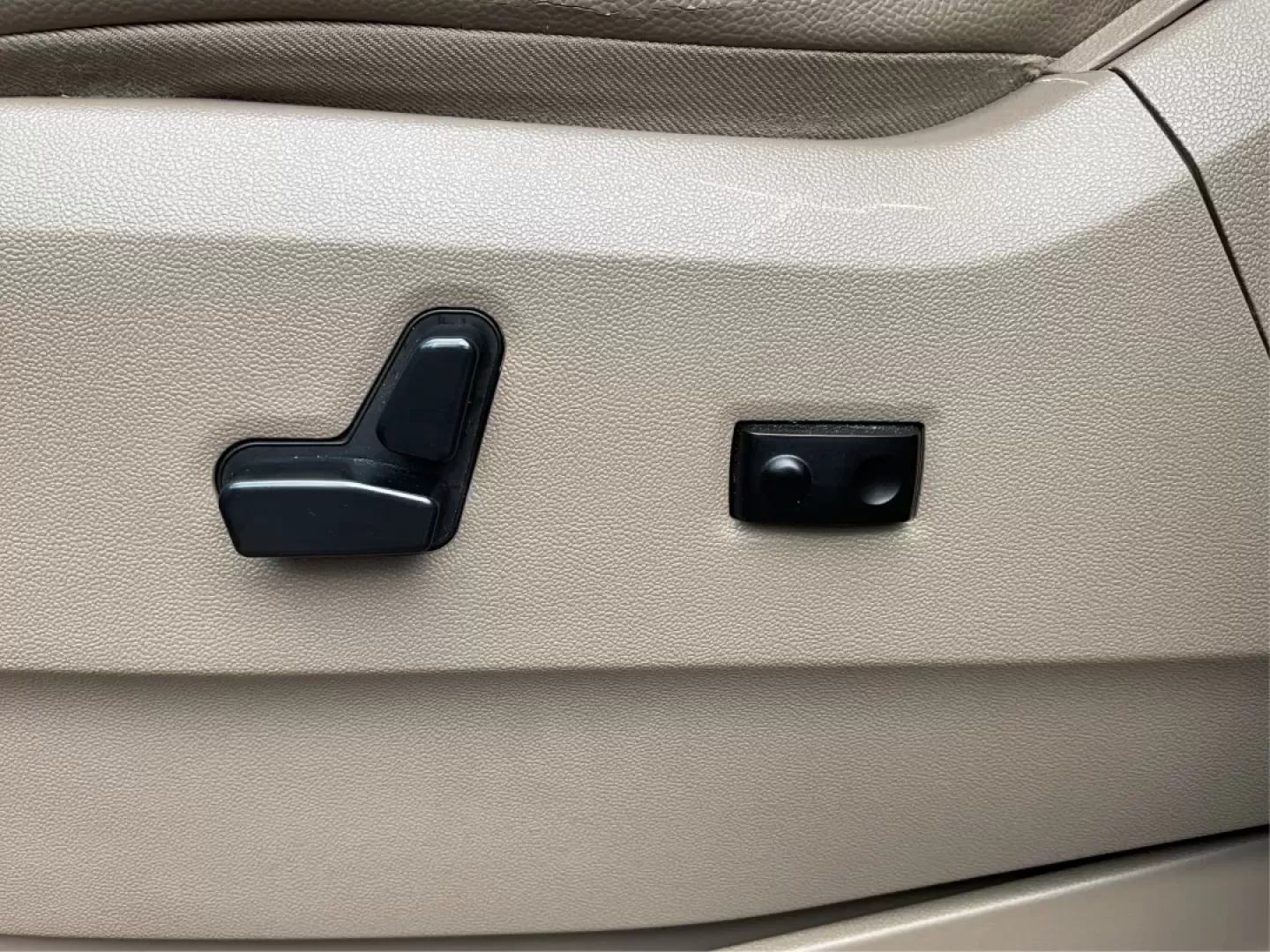 2016 Chrysler Town and Country PV (2C4RC1BG4GR) with an Other engine, located at 8750 N County Rd 25A, Piqua, OH, 45356, (937) 908-9800, 40.164391, -84.232513 - **Elevate Your Family Adventures with the 2016 Chrysler Town and Country at Advantage Car and Credit - Piqua!**<br /> <br /> Are you looking for the perfect vehicle to accommodate your growing family or enhance your daily commute? Look no further than the 2016 Chrysler Town and Country, availabl - Photo#18