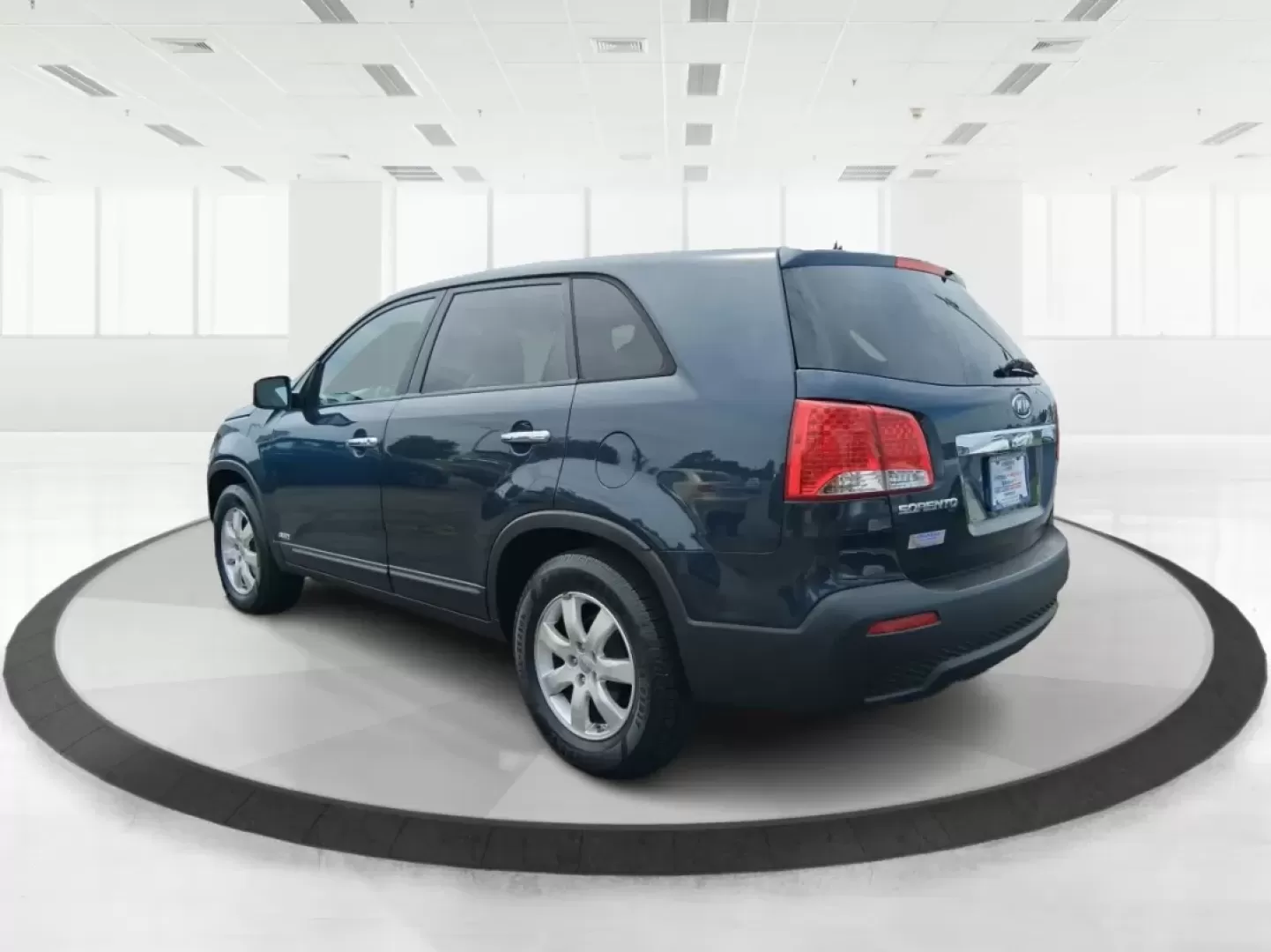 2013 Kia Sorento LX 4WD (5XYKTCA69DG) with an 2.4L L4 DOHC 16V engine, 6-Speed Automatic transmission, located at 1184 Kauffman Ave, Fairborn, OH, 45324, (937) 908-9800, 39.807072, -84.030914 - **Adventure Awaits with the 2013 Kia Sorento LX 4WD at Advantage Car and Credit - Fairborn!**<br /> <br /> Are you ready to elevate your family adventures or make your daily commute incredibly comfortable? Look no further than this spacious and versatile 2013 Kia Sorento LX 4WD, perfect for growing - Photo#4