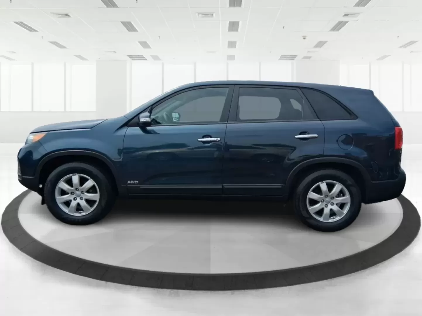 2013 Kia Sorento LX 4WD (5XYKTCA69DG) with an 2.4L L4 DOHC 16V engine, 6-Speed Automatic transmission, located at 1184 Kauffman Ave, Fairborn, OH, 45324, (937) 908-9800, 39.807072, -84.030914 - **Adventure Awaits with the 2013 Kia Sorento LX 4WD at Advantage Car and Credit - Fairborn!**<br /> <br /> Are you ready to elevate your family adventures or make your daily commute incredibly comfortable? Look no further than this spacious and versatile 2013 Kia Sorento LX 4WD, perfect for growing - Photo#5