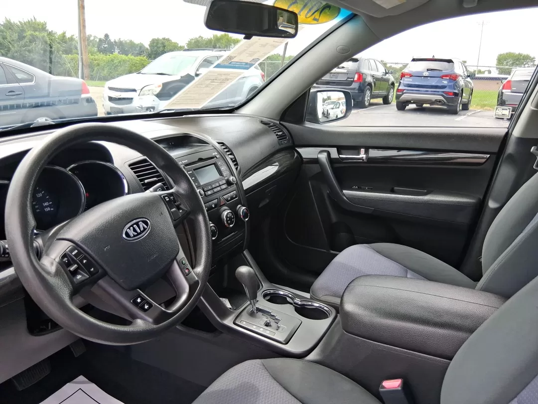 2017 Hyundai Santa Fe 2.0T Ultimate (5XYZW4LA5HG) with an Theta II 2L I-4 gasoline direct injection engine, located at 4508 South Dixie Dr, Moraine, OH, 45439, (937) 908-9800, 39.807072, -84.031563 - Photo#9