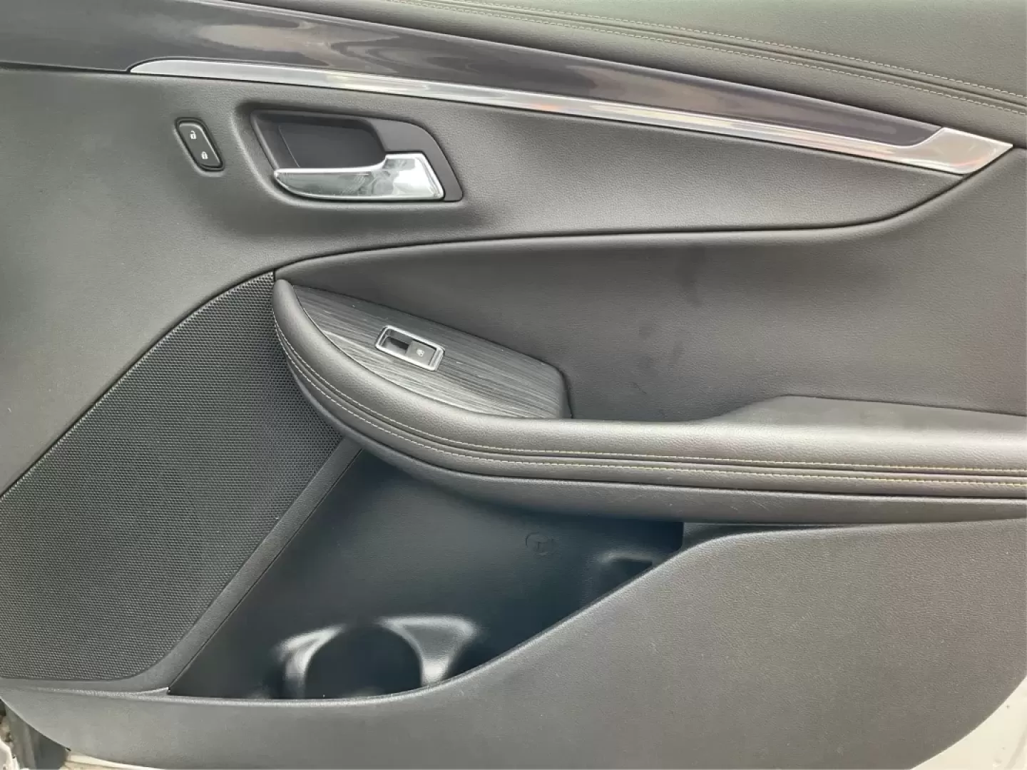 2016 Chevrolet Impala 1LT (2G1105SA4G9) with an Ecotec 2.5L I-4 gasoline direct injection engine, located at 4508 South Dixie Dr, Moraine, OH, 45439, (937) 908-9800, 39.689976, -84.218452 - **Discover Your Ideal Commuter with the 2016 Chevrolet Impala Perfect for Daily Drives or Weekend Getaways!**<br /> <br /> Are you tired of your old ride struggling during your daily commute? Elevate your driving experience with the stylish and reliable 2016 Chevrolet Impala, now available at Advan - Photo#18