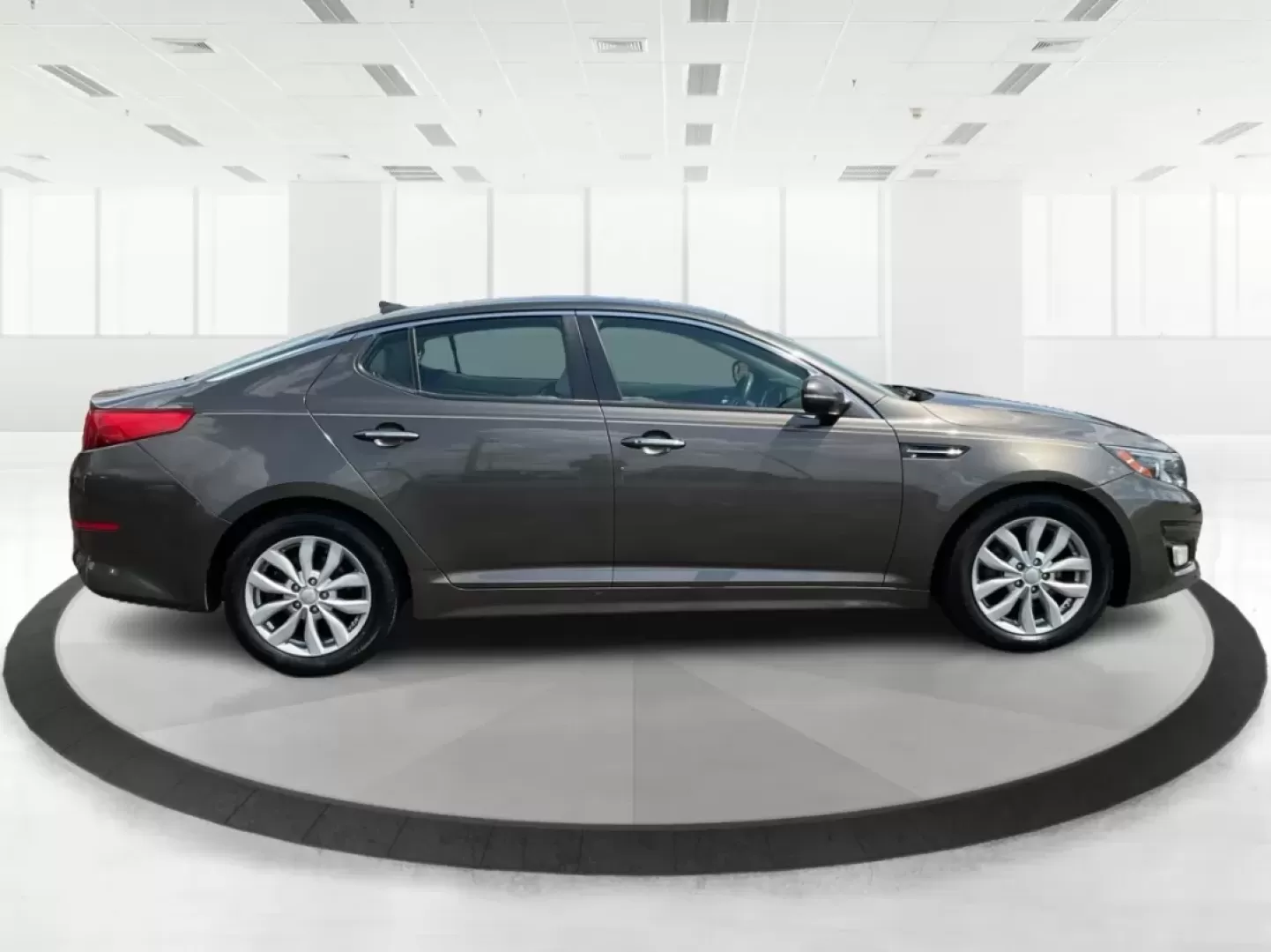 2015 Kia Optima EX (5XXGN4A70FG) with an Theta II 2.4L I-4 gasoline direct injection engine, located at 8750 N County Rd 25A, Piqua, OH, 45356, (937) 908-9800, 40.164391, -84.232513 - Embrace the open road with confidence and style in this stunning 2015 Kia Optima EX, available at Advantage Car and Credit - Piqua! Whether you're navigating daily commutes, embarking on weekend getaways, or shuttling your growing family, this sedan is designed to enhance every journey. With a sleek - Photo#1