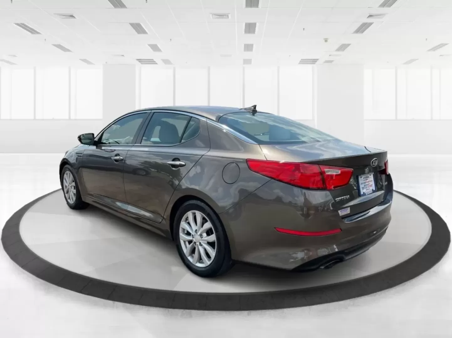 2015 Kia Optima EX (5XXGN4A70FG) with an Theta II 2.4L I-4 gasoline direct injection engine, located at 8750 N County Rd 25A, Piqua, OH, 45356, (937) 908-9800, 40.164391, -84.232513 - Embrace the open road with confidence and style in this stunning 2015 Kia Optima EX, available at Advantage Car and Credit - Piqua! Whether you're navigating daily commutes, embarking on weekend getaways, or shuttling your growing family, this sedan is designed to enhance every journey. With a sleek - Photo#4