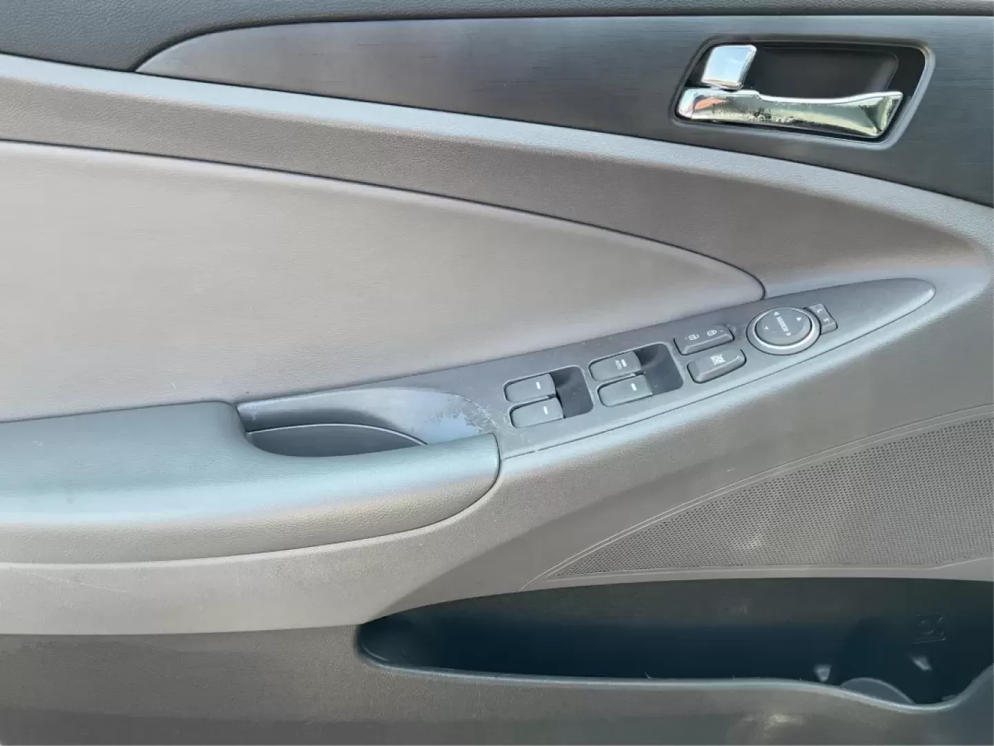 2014 Hyundai Sonata GLS (5NPEB4AC0EH) with an 2.4L I-4 gasoline direct injection engine, located at 8750 N County Rd 25A, Piqua, OH, 45356, (937) 908-9800, 40.164391, -84.232513 - Looking for a reliable sedan that seamlessly blends comfort, efficiency, and style? Look no further than this 2014 Hyundai Sonata GLS, perfect for families, daily commuters, or anyone who appreciates a smooth ride. At Advantage Car and Credit - Piqua, located at 8750 N County Rd 25A in beautiful Piq - Photo#18